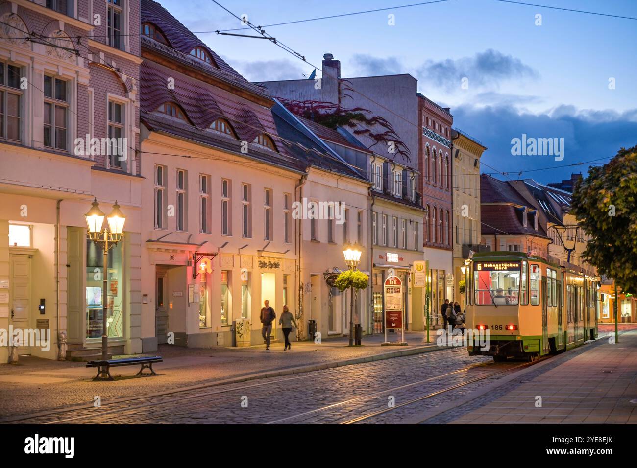 Abend, Einkaufstraße Hauptstraße, Brandeburgo, Deutschland Foto Stock
