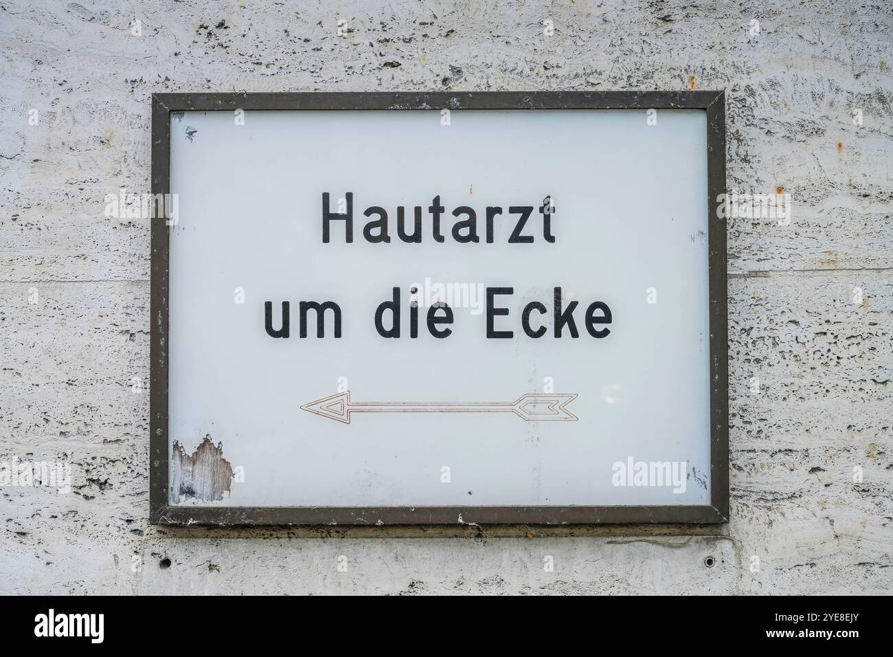Altes Schild, Hautarzt um die Ecke Foto Stock