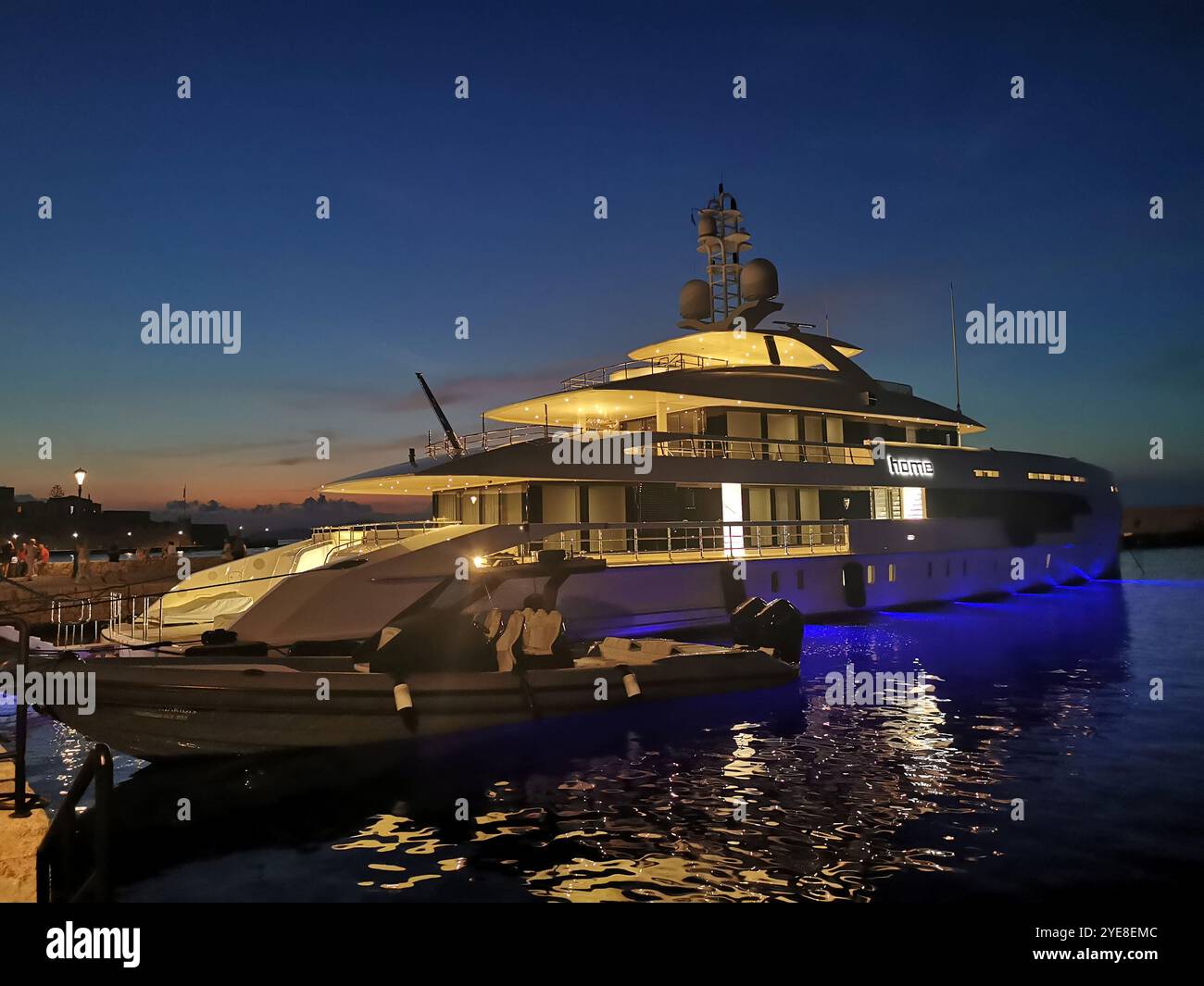 Chania, Grecia. 3 settembre 2024. Lo yacht di lusso "Home" è ormeggiato nel porto di Chania. Lo yacht a motore "Home" è stato costruito dal cantiere navale di Heesen ed è dotato di propulsione ibrida. Credito: Alexandra Schuler/dpa/Alamy Live News Foto Stock