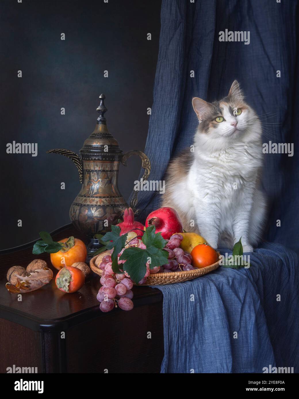 Natura morta con frutta e gattino curioso Foto Stock
