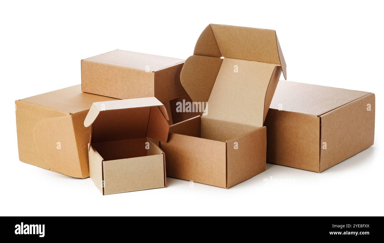 Scatole in cartone marrone impilate in varie misure disposte su sfondo bianco Foto Stock