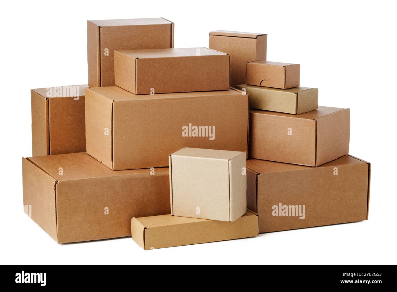 Scatole in cartone marrone impilate in varie misure disposte su sfondo bianco Foto Stock