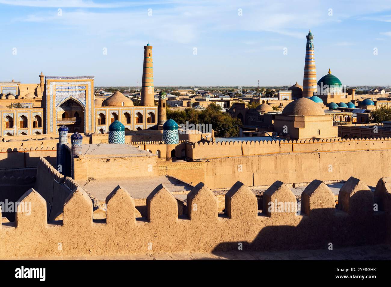 Vista elevata della Madrasa Muhammad Rahim Khan e del complesso Islam Khodja a Itchan Kala (centro), la storica città vecchia di Khiva, . Khiva (Xiva Foto Stock