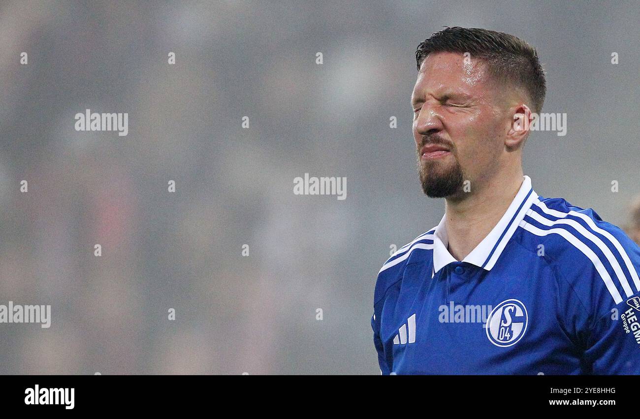 Augusta, Germania. 29 ottobre 2024. Janik Bachmann di Schalke reagisce durante la partita di calcio della DFB tra il FC Augsburg e lo Schalke 04 al WWM Arena Stadion . Crediti: Davide Elias / Alamy Live News Foto Stock