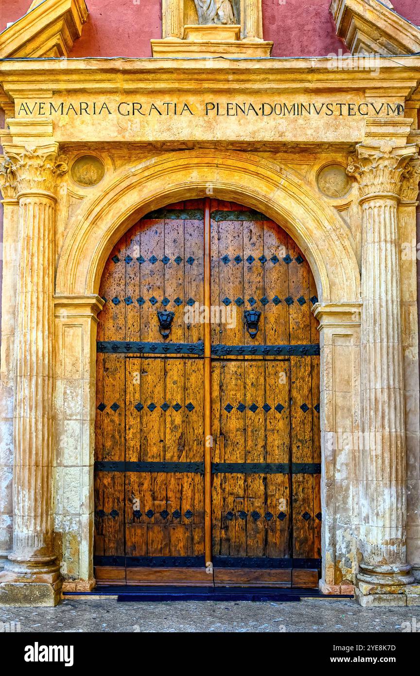 Murcia, Spagna - 3 febbraio 2023: Antica porta d'ingresso alla Chiesa di Santo Domingo, un monumento medievale della città. Foto Stock