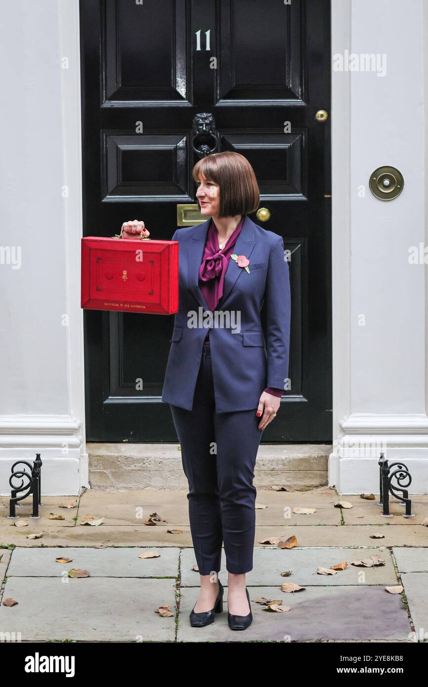 Londra, Regno Unito. 30 ottobre 2024. Rachel Reeves, Cancelliere dello Scacchiere del Regno Unito, è vista con la scatola rossa di spedizione (casella di bilancio) fuori 11 Downing Street a Westminster oggi, prima di fare la sua dichiarazione di bilancio autunnale alla camera dei comuni più tardi. Posa con il suo team del Tesoro, tra cui Tulip Siddiq alla sua destra e Darren Jones alla sua sinistra, Emma Reynolds e Spencer Livermore Credit: Imageplotter/Alamy Live News Foto Stock