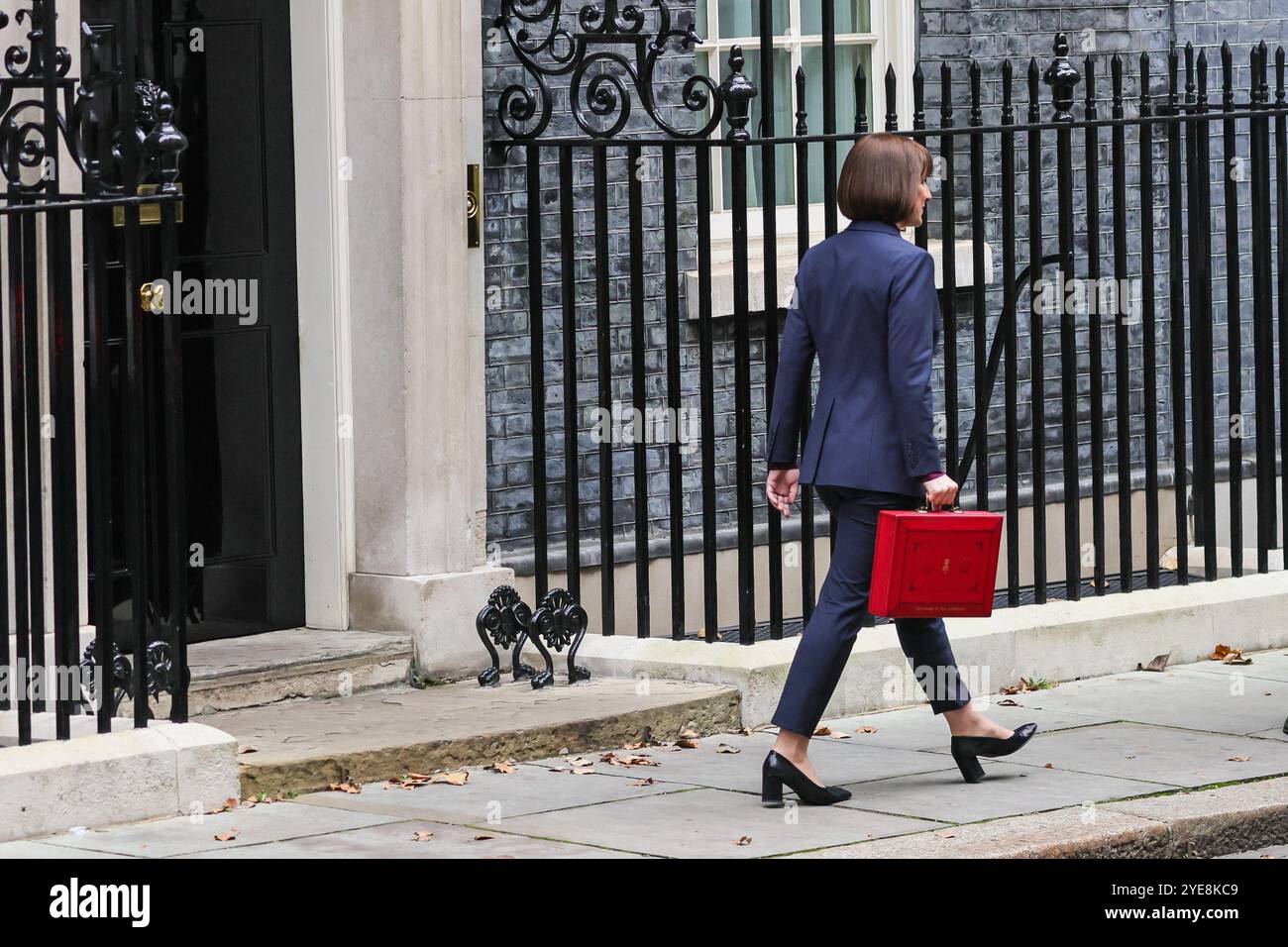 Londra, Regno Unito. 30 ottobre 2024. Rachel Reeves, Cancelliere dello Scacchiere del Regno Unito, è vista con la scatola rossa di spedizione (casella di bilancio) fuori 11 Downing Street a Westminster oggi, prima di fare la sua dichiarazione di bilancio autunnale alla camera dei comuni più tardi. Posa con il suo team del Tesoro, tra cui Tulip Siddiq alla sua destra e Darren Jones alla sua sinistra, Emma Reynolds e Spencer Livermore Credit: Imageplotter/Alamy Live News Foto Stock