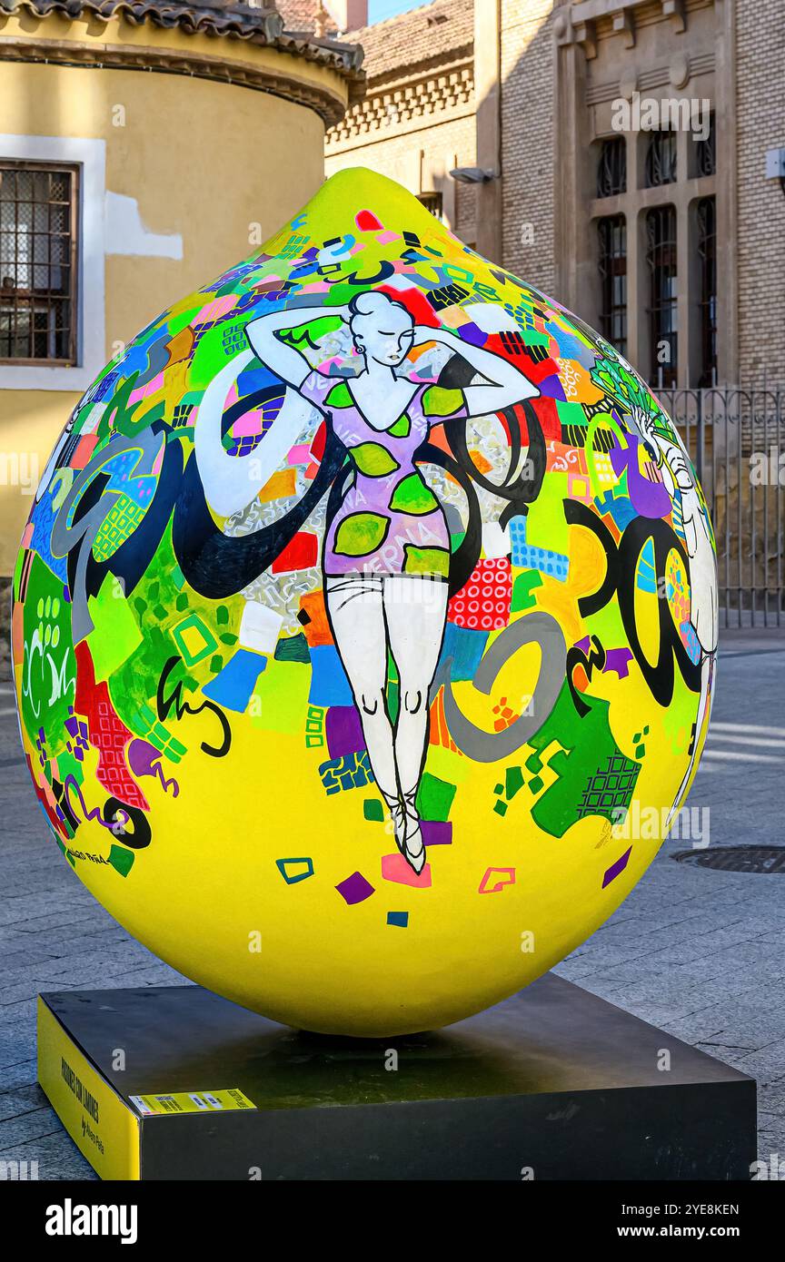 Murcia, Spagna - 3 febbraio 2023: Mostra d'arte urbana intitolata "passione con limoni" di Alvaro pena Foto Stock