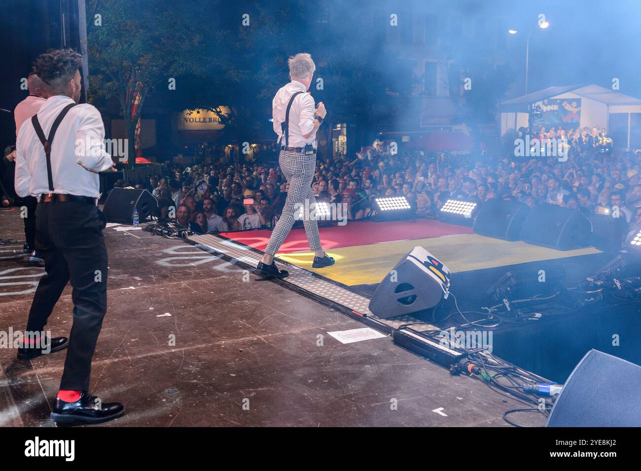 Plastic Bertrand au bal populaire du 20 juillet Place du jeu de balle à Bruxelles | il cantante belga Plastic Bertrand alla festa della vigilia della festa nazionale Foto Stock