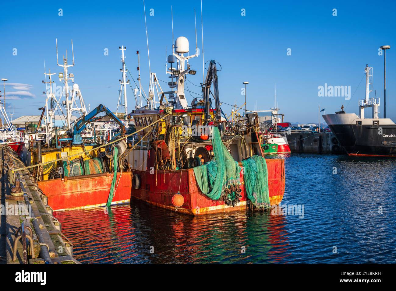Colorate barche da pesca sulla banchina al porto di Mallaig all'alba - Mallaig, Lochaber, Highlands scozzesi, Scozia Foto Stock