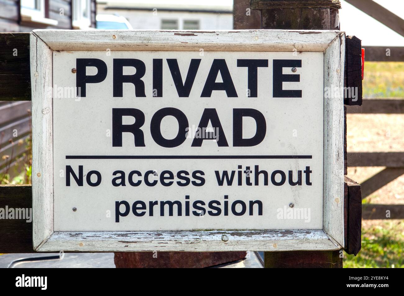 Segnaletica sulla spiaggia, Dungeness New Romney per avvisare la gente della strada privata senza accesso senza permesso Foto Stock