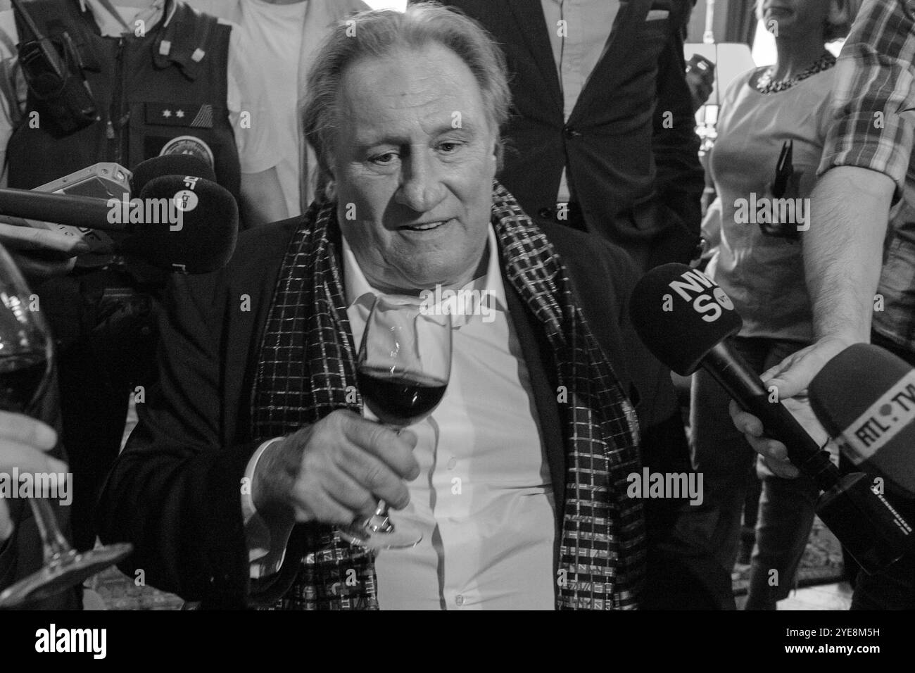Al municipio di Bruxelles, Gerard Depardieu riceve la medaglia della città nel municipio di Bruxelles dalla mano del sindaco Philippe Close. | Ger Foto Stock