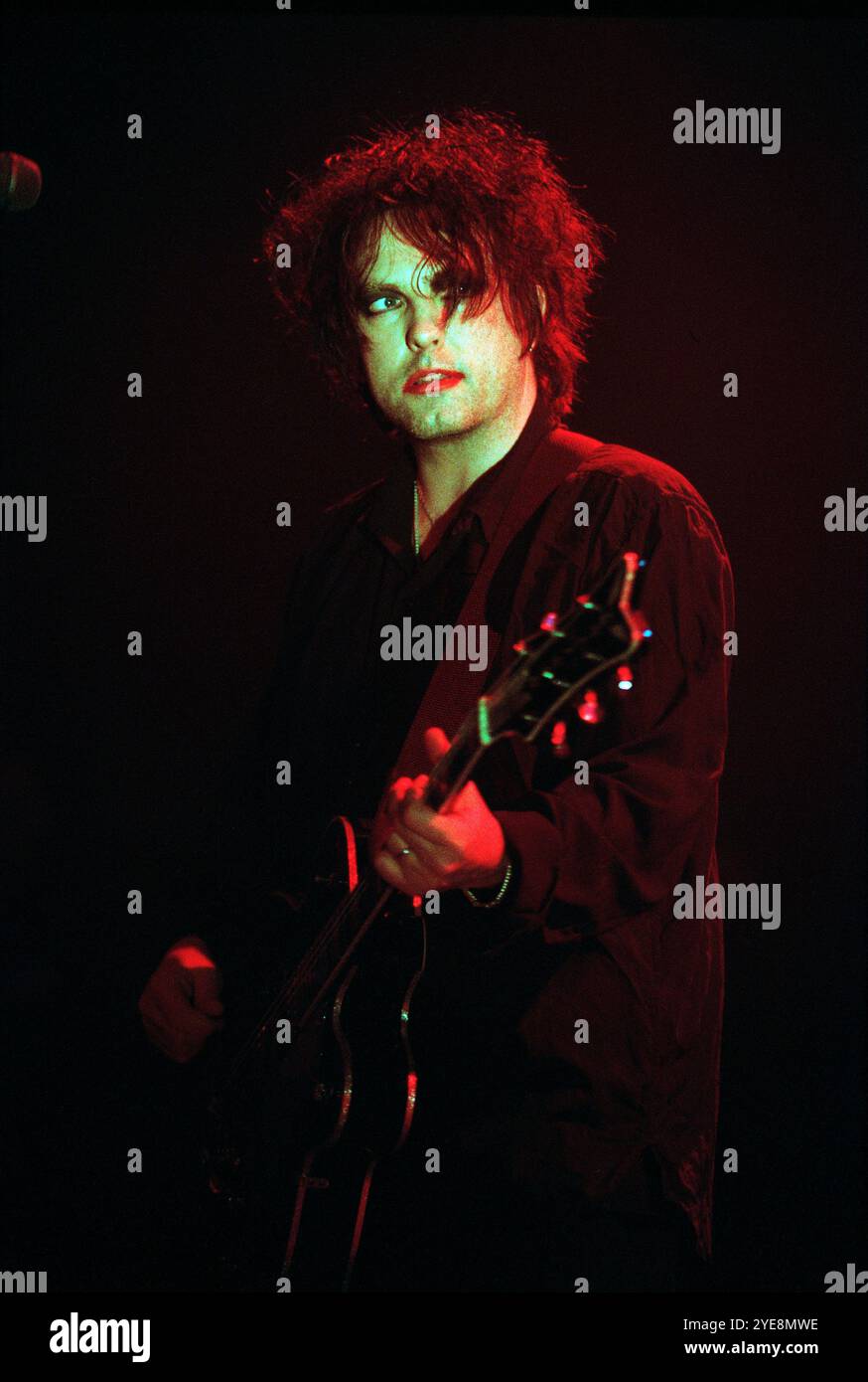 Robert Smith, cantante dei cure, esibendosi al London Astoria, 09 febbraio 2000 Foto Stock