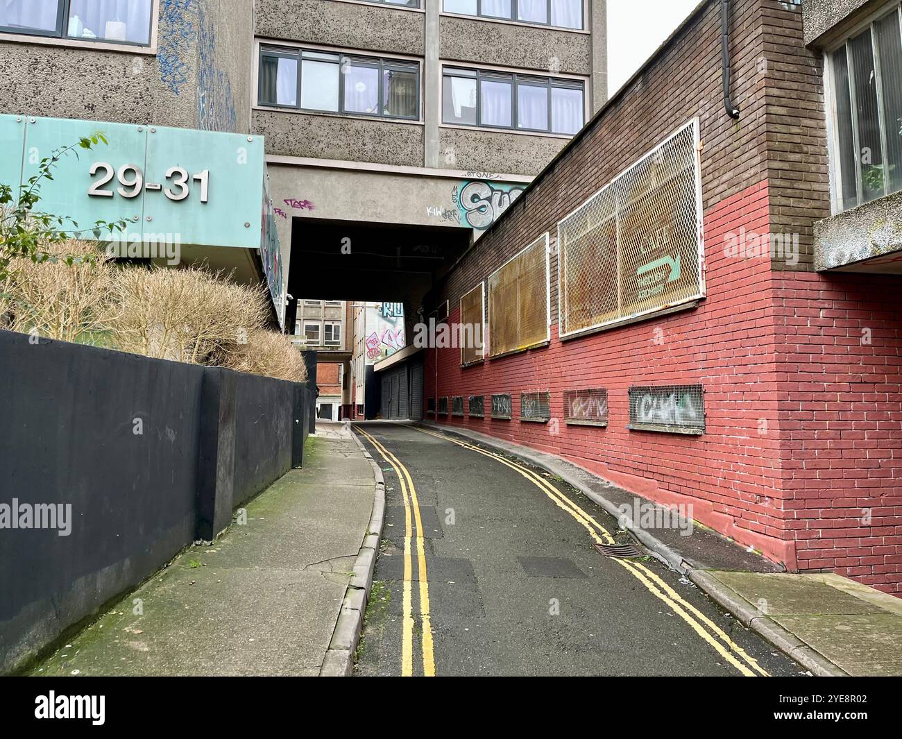 Guardando lungo Bell Lane, che passa sotto il St Lawrence House Tower Block, appena fuori Broad Street. Bristol, Inghilterra, Regno Unito. 29 ottobre 2024. Foto Stock