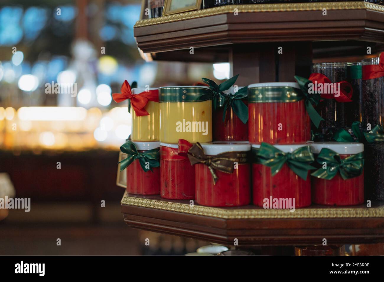 riponi i banchi nel negozio premium. Barattoli di miele, marmellata e marmellata sui ripiani. Concetto di shopping. Primo piano e sfondo sfocati. Messa a fuoco selettiva Foto Stock
