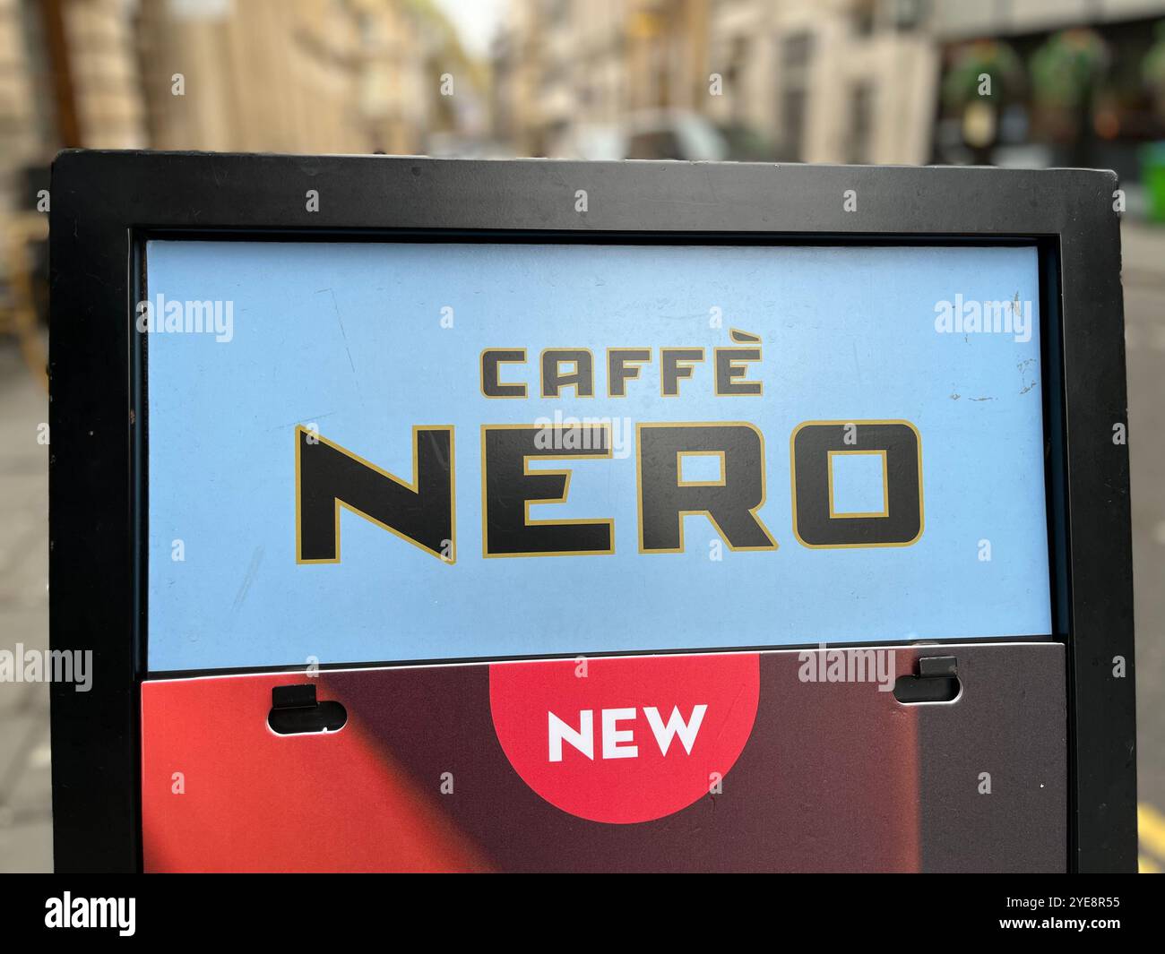 Cartello caffè Nero su Corn Street. Bristol, Inghilterra, Regno Unito. 29 ottobre 2024. - Immagine stock catturata con smartphone