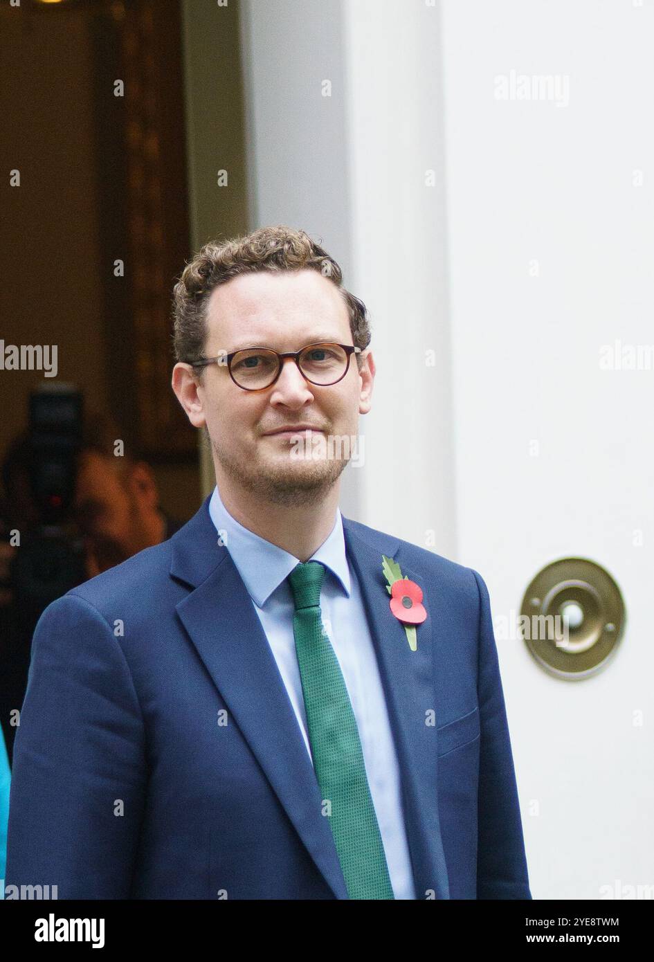 30 ottobre 2024 Downing St, Londra. REGNO UNITO. Il Cancelliere, la RT Hon Rachel Reeves, si erge sui gradini del numero 11 di Downing St, prima di presentare il bilancio al Parlamento. NELLA FOTO: RT Hon Darren Jones, capo segretario al Tesoro all'esterno del No 11 Downing St. Bridget Catterall / AlamyLiveNews Foto Stock