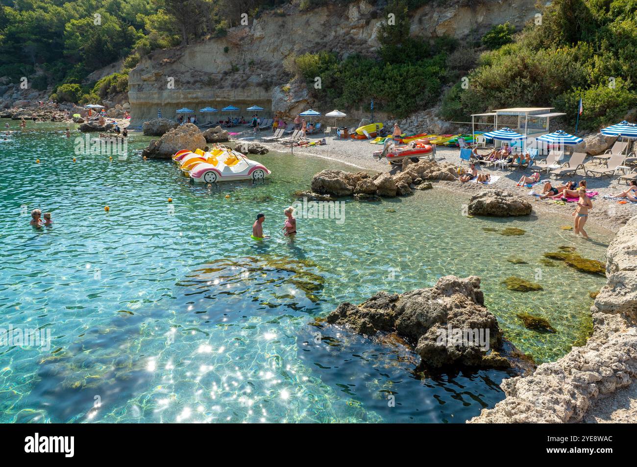 FALIRIKI, GRECIA - 09 settembre 2024: I turisti nuotano nella baia di Anthony Quinn sull'isola di Rodi in Grecia. Questa spiaggia si trova in una Foto Stock