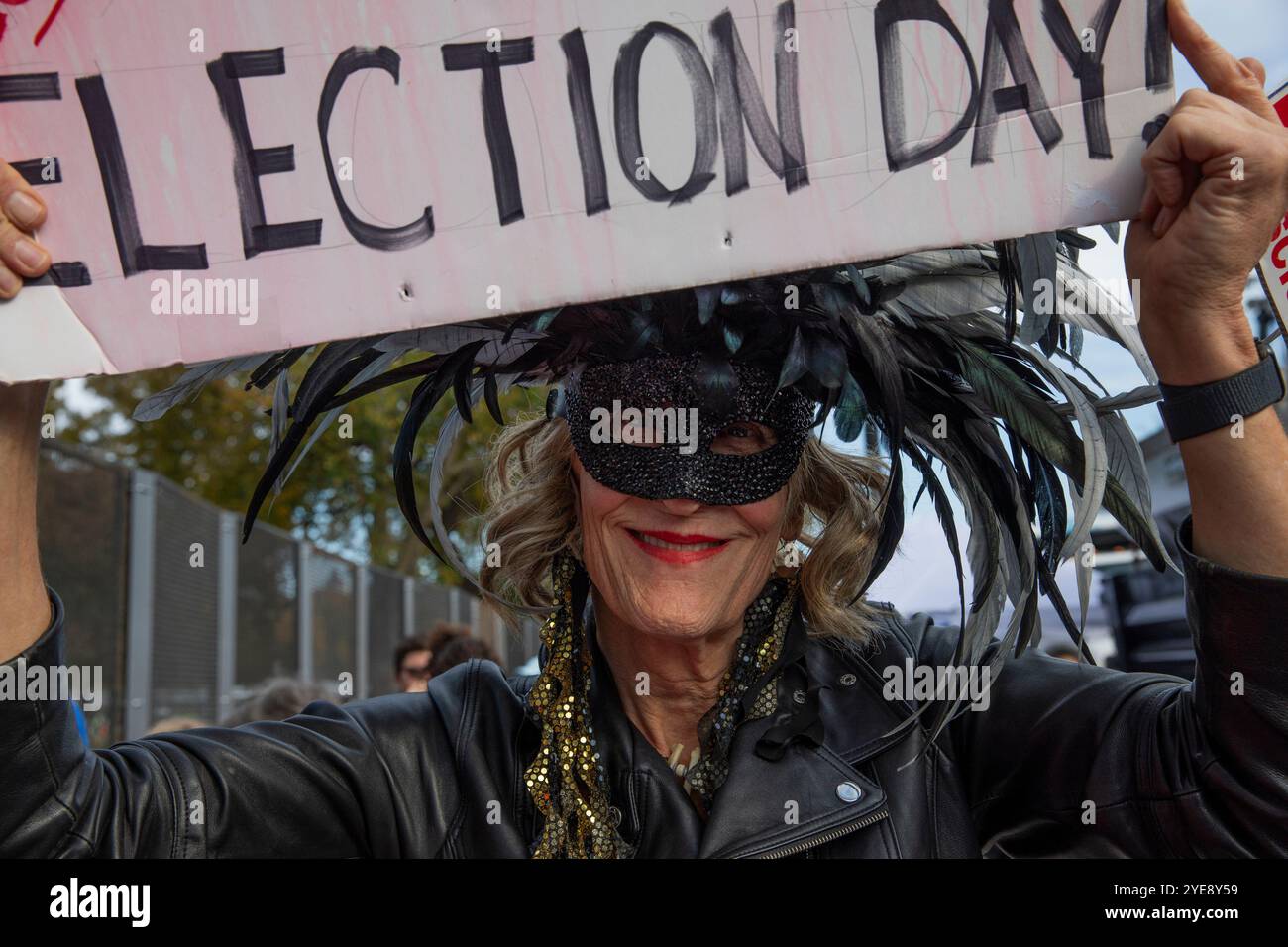 Una persona ha in mano un cartello prima dell'evento della campagna di Kamala Harris sull'Ellisse della Casa Bianca a Washington, DC, USA, martedì 29 ottobre, 2024. nell'ultima settimana prima del giorno delle elezioni, Harris ha pronunciato la sua "discussione conclusiva", un discorso in cui ha delineato il suo piano per l'America e ha esortato gli elettori a "voltare pagina" sul candidato presidenziale repubblicano, l'ex presidente degli Stati Uniti Donald Trump. Foto Stock