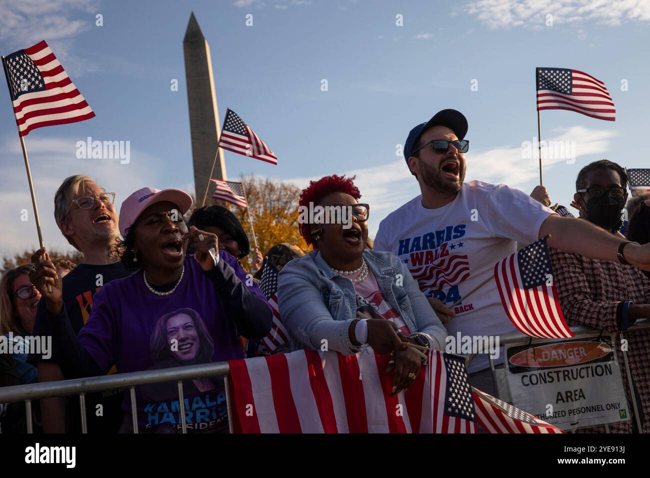 La gente canta durante l'evento della campagna elettorale del vicepresidente e candidato democratico Kamala Harris sull'Ellisse della Casa Bianca a Washington, DC, USA, martedì 29 ottobre, 2024. nell’ultima settimana prima del giorno delle elezioni, Harris ha pronunciato la sua “argomentazione conclusiva”, un discorso in cui ha delineato il suo piano per l’America e ha esortato gli elettori a “voltare pagina” sul candidato presidenziale repubblicano ed ex presidente degli Stati Uniti Donald Trump. Foto Stock