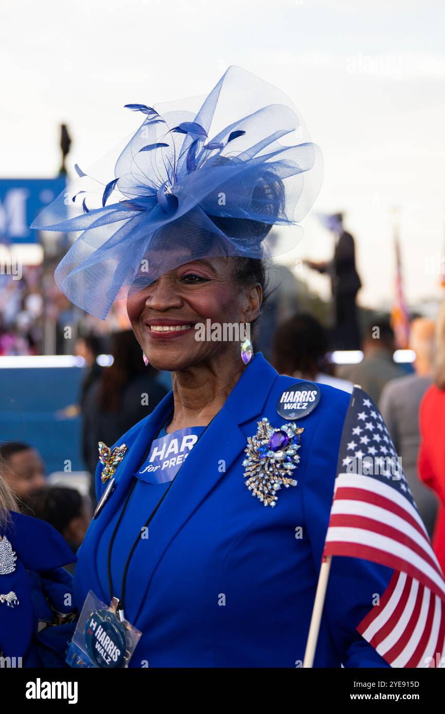 Una persona posa per le fotografie durante l'evento della campagna elettorale del Vicepresidente e candidato democratico Kamala Harris sull'Ellisse della Casa Bianca a Washington, DC, USA, martedì 29 ottobre, 2024. nell’ultima settimana prima del giorno delle elezioni, Harris ha pronunciato la sua “argomentazione conclusiva”, un discorso in cui ha delineato il suo piano per l’America e ha esortato gli elettori a “voltare pagina” sul candidato presidenziale repubblicano ed ex presidente degli Stati Uniti Donald Trump. Foto Stock