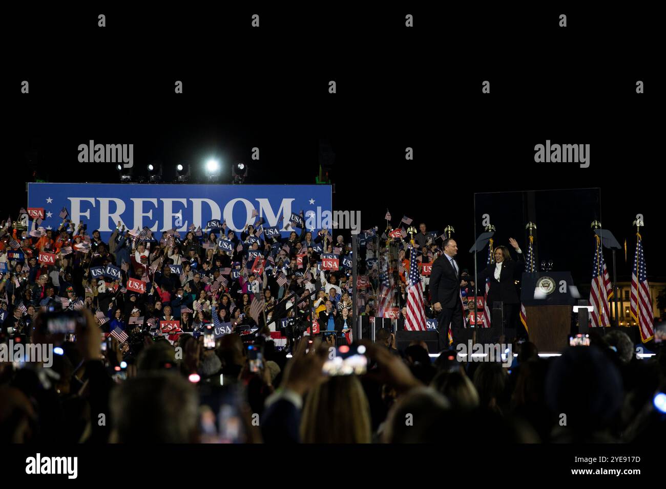 Il Vicepresidente e candidato democratico DEGLI STATI UNITI Kamala Harris e il secondo gentiluomo Doug Emhoff durante una campagna elettorale sull'Ellisse della Casa Bianca a Washington, DC, USA, martedì 29 ottobre, 2024. nell'ultima settimana prima del giorno delle elezioni, Harris ha pronunciato la sua "discussione conclusiva", un discorso in cui ha delineato il suo piano per l'America e ha esortato gli elettori a "voltare pagina" sul candidato presidenziale repubblicano, l'ex presidente degli Stati Uniti Donald Trump. Foto Stock