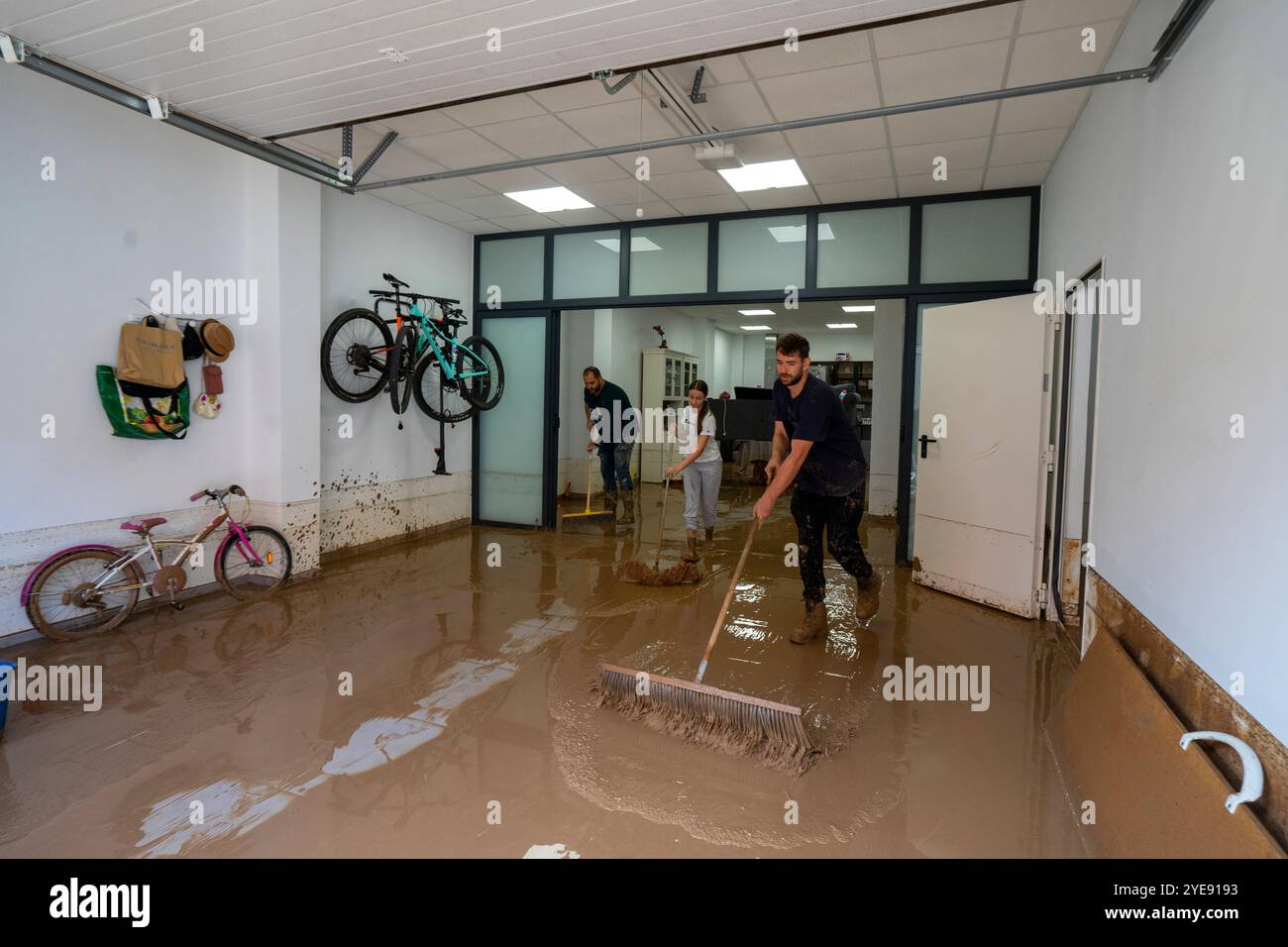 Alcudia, Valencia, Spagna. 30 ottobre 2024. Le gole e i fiumi di Valencia sono traboccati a causa delle piogge torrenziali e ho foto di persone che puliscono il fango nelle loro case. Crediti: Salva Garrigues/Alamy Live News Foto Stock