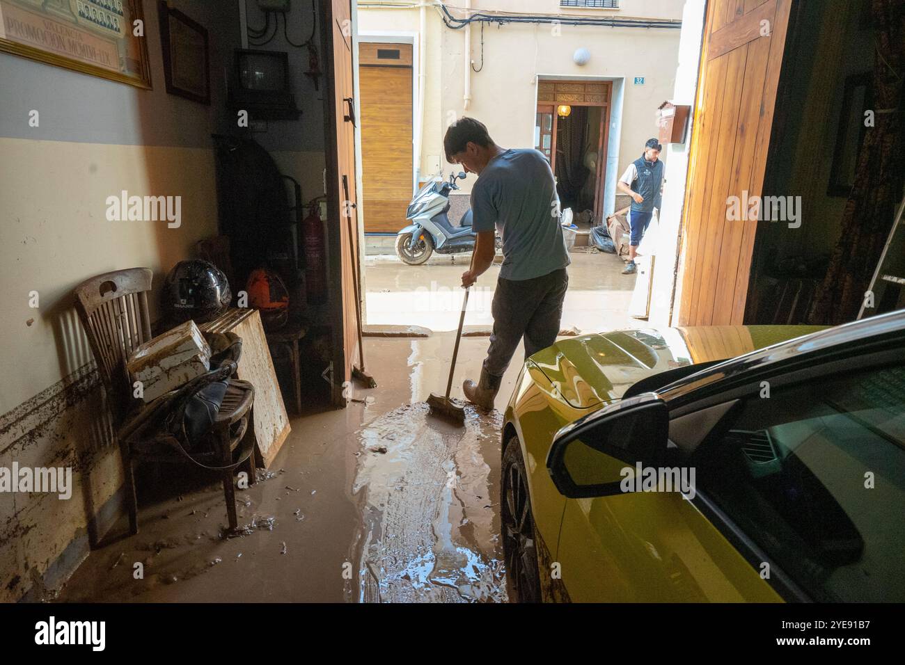 Alcudia, Valencia, Spagna. 30 ottobre 2024. Le gole e i fiumi di Valencia sono traboccati a causa delle piogge torrenziali e ho foto di persone che puliscono il fango nelle loro case. Crediti: Salva Garrigues/Alamy Live News Foto Stock