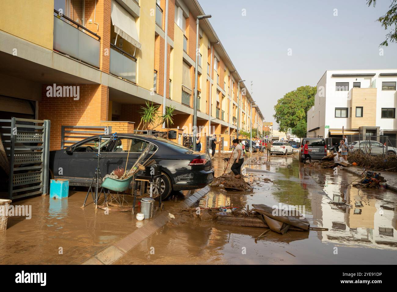 Alcudia, Valencia, Spagna. 30 ottobre 2024. Le gole e i fiumi di Valencia sono traboccati a causa delle piogge torrenziali e ho foto di persone che puliscono il fango nelle loro case. Crediti: Salva Garrigues/Alamy Live News Foto Stock