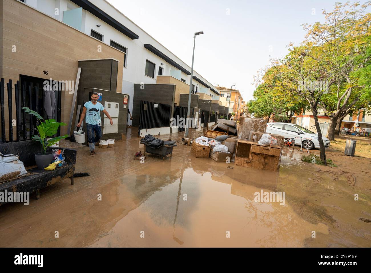 Alcudia, Valencia, Spagna. 30 ottobre 2024. Le gole e i fiumi di Valencia sono traboccati a causa delle piogge torrenziali e ho foto di persone che puliscono il fango nelle loro case. Crediti: Salva Garrigues/Alamy Live News Foto Stock