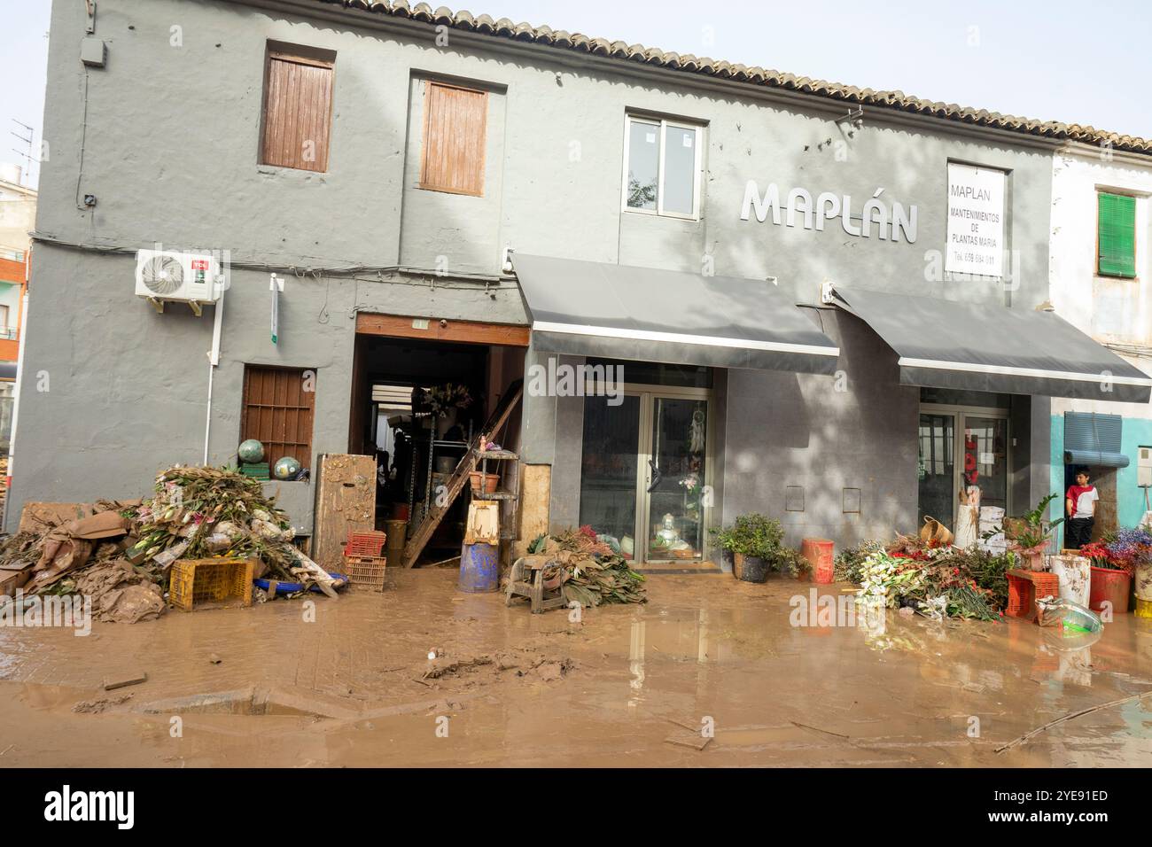 Alcudia, Valencia, Spagna. 30 ottobre 2024. Le gole e i fiumi di Valencia sono traboccati a causa delle piogge torrenziali e ho foto di persone che puliscono il fango nelle loro case. Crediti: Salva Garrigues/Alamy Live News Foto Stock