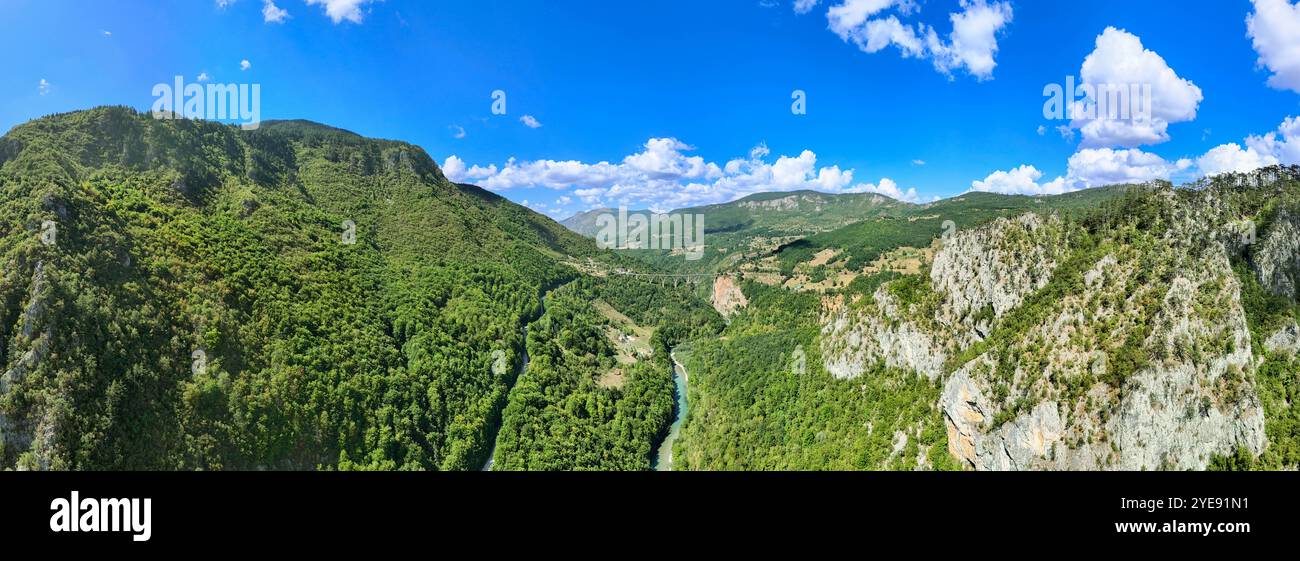 Canyon del fiume Tara in Montenegro con un bellissimo ponte antico Foto Stock