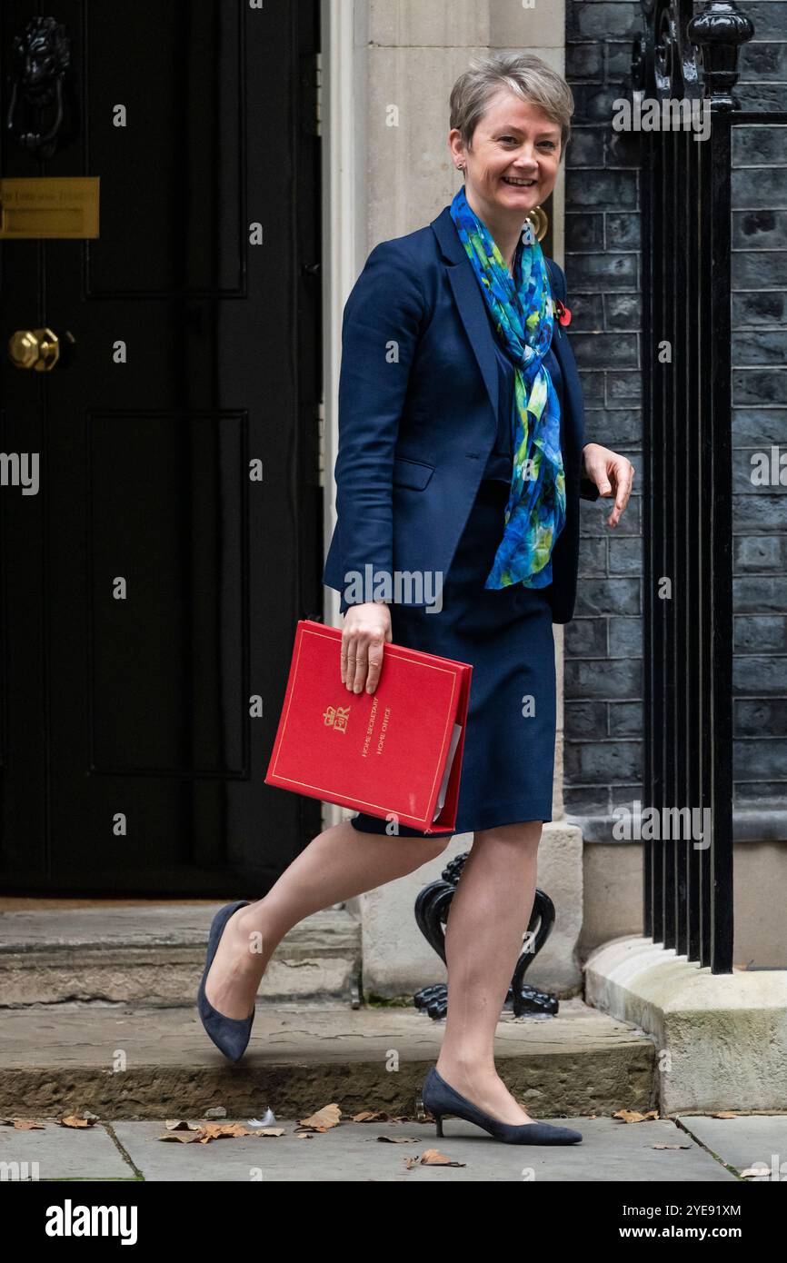 Londra, Regno Unito. 30 ottobre 2024. Yvette Cooper, Home Secretary, lascia il numero 10 di Downing Street, dopo aver partecipato ad una riunione del Gabinetto davanti a Rachel Reeves, Cancelliere dello Scacchiere, che ha tenuto il suo primo discorso sul budget ai parlamentari della camera dei comuni. Crediti: Stephen Chung / Alamy Live News Foto Stock