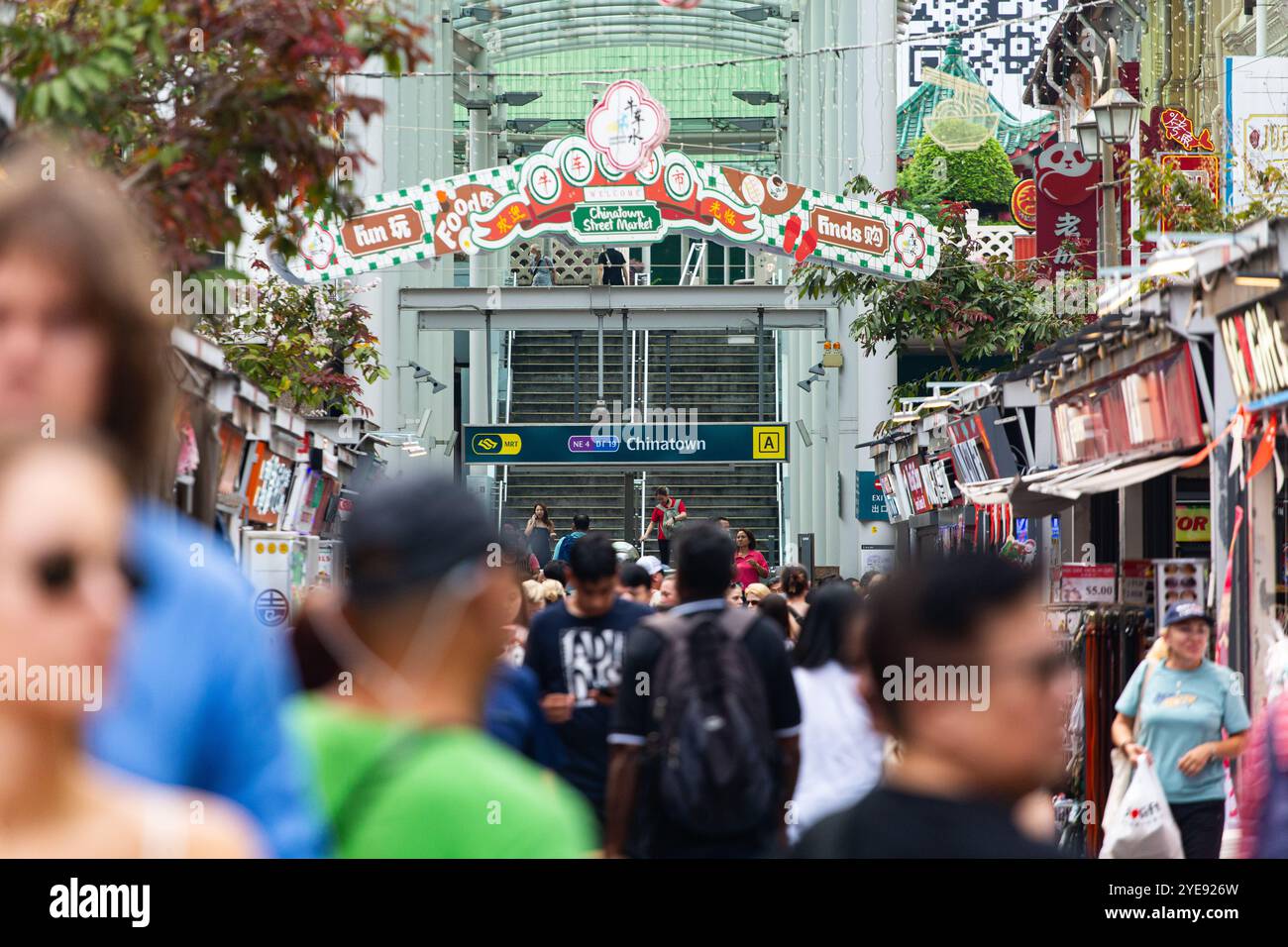 Stazione MRT di Chinatown uscita A. zona affollata lungo la strada con turisti e gente del posto per visitare questo luogo storico. Singapore Foto Stock