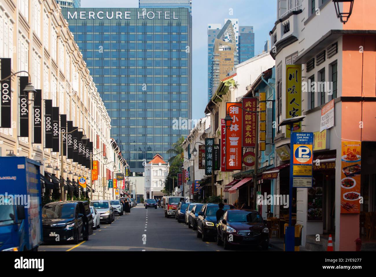 L'hotel Mercure si affaccia su tutti i negozi della Moschea Street. A breve distanza a piedi dal quartiere di Chinatown. Singapore Foto Stock