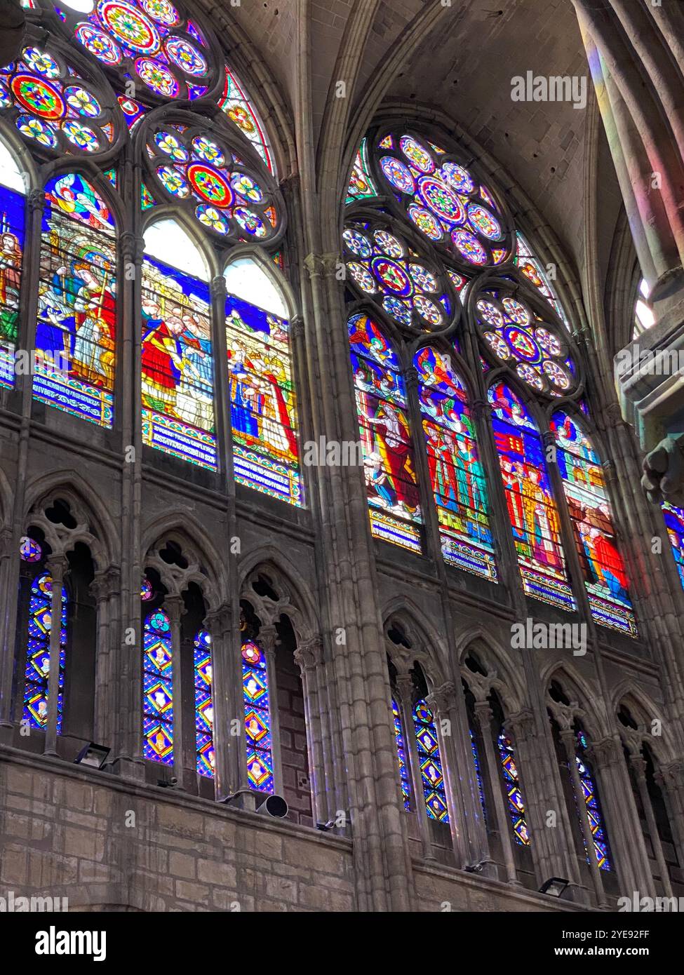 Vetrate interne della Basilica di Saint-Denis Foto Stock