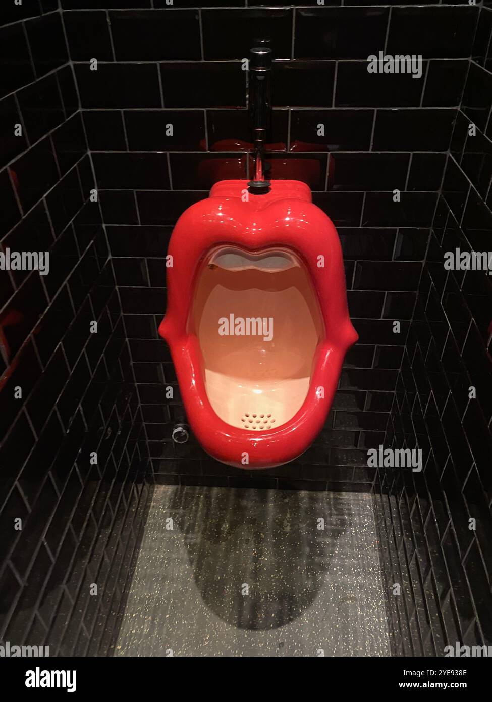 Design orinatoio dalle labbra fresche Paris Meike Van Schijndel - Immagine stock catturata con smartphone