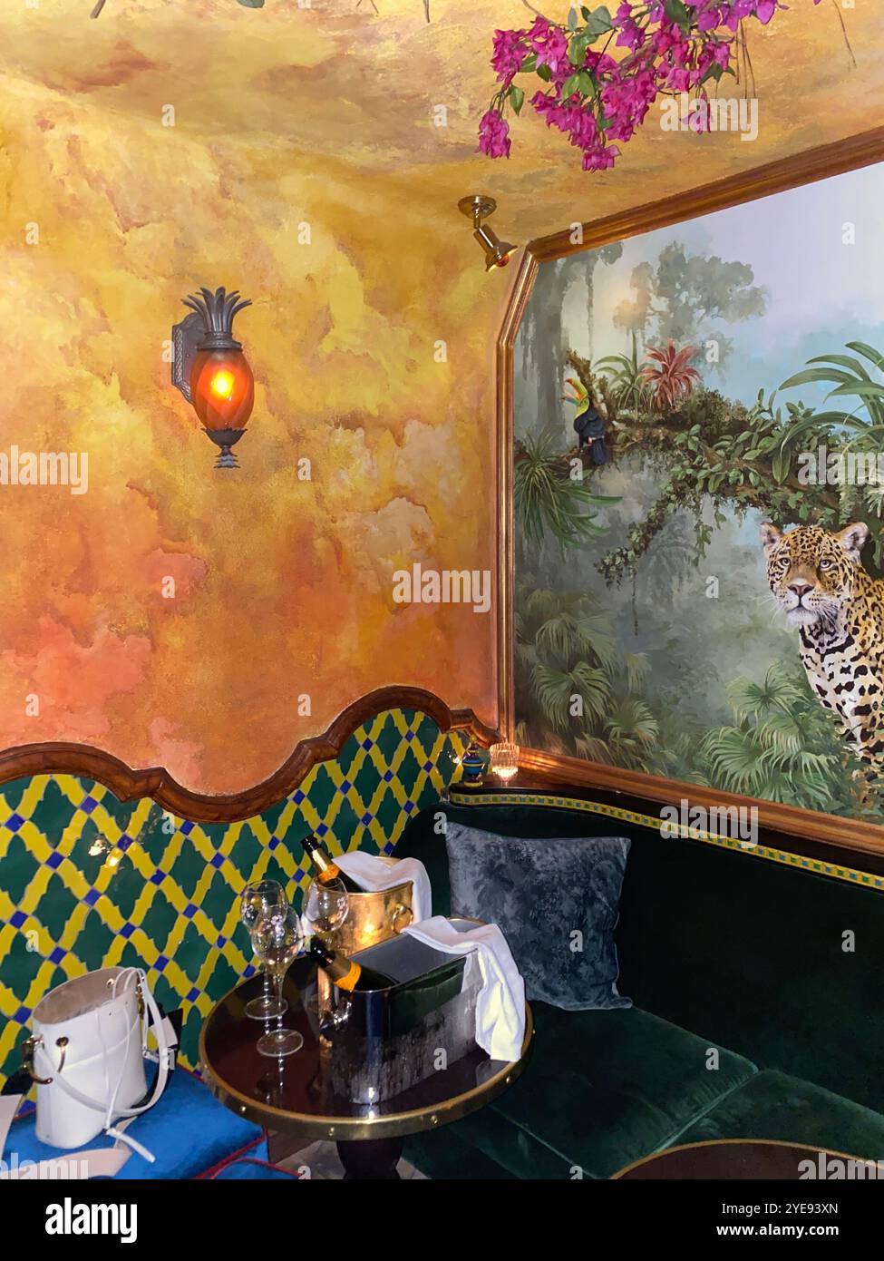 Colonia club Paris scena vintage - speakeasy - Immagine stock catturata con smartphone