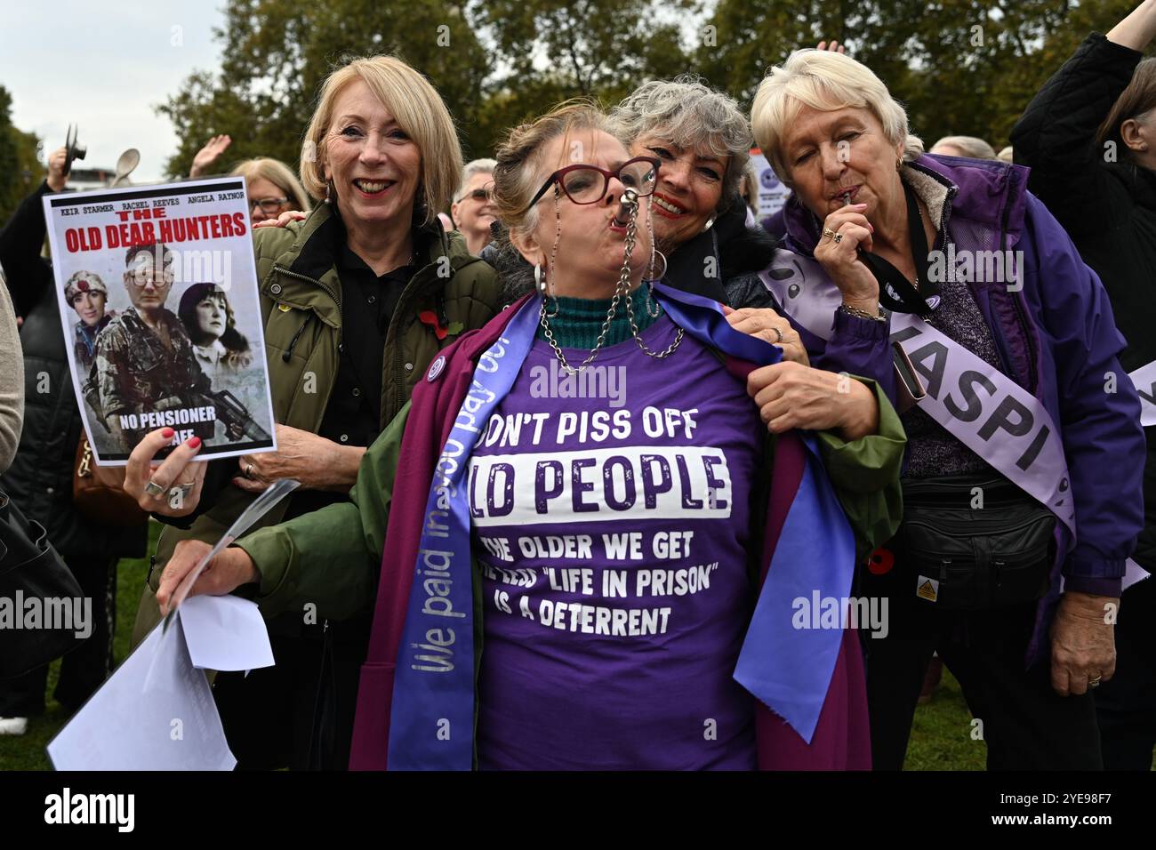 LONDRA, REGNO UNITO. 30 ottobre 2024. I manifestanti del WASPI sono incerti sul fatto che il governo ci pagherà. Le donne contro la disuguaglianza pensionistica di Stato (WASPI) hanno protestato contro il bilancio del governo britannico in piazza del Parlamento. le donne dei 50 anni stanno ancora aspettando la pensione dei 70 anni Il governo britannico non li compensa ancora. Purtroppo, molti sono morti senza ricevere le loro pensioni. (Foto di 李世惠/SEE li/Picture Capital) credito: Vedi li/Picture Capital/Alamy Live News Foto Stock