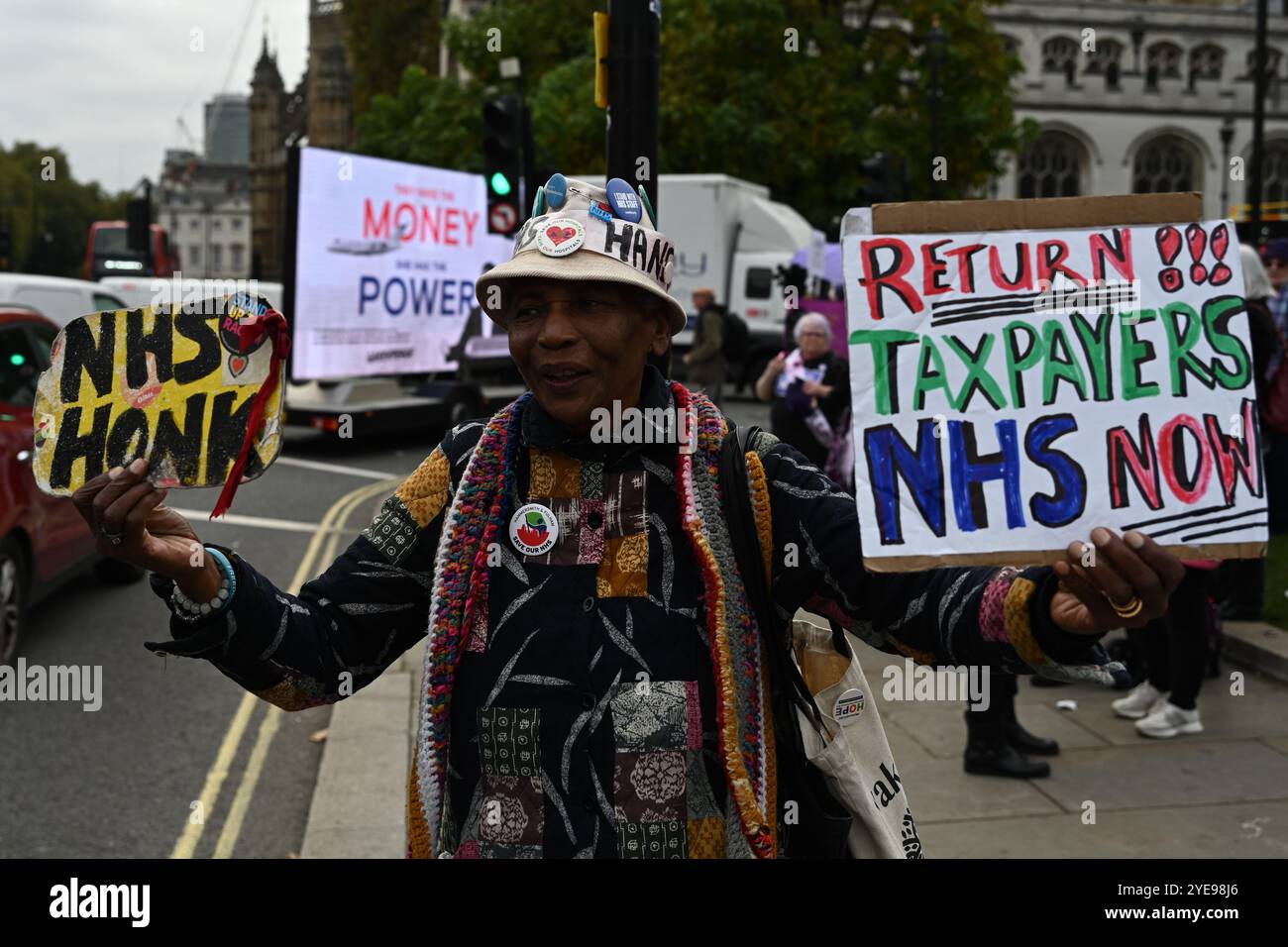 LONDRA, REGNO UNITO. 30 ottobre 2024. I manifestanti del WASPI sono incerti sul fatto che il governo ci pagherà. Le donne contro la disuguaglianza pensionistica di Stato (WASPI) hanno protestato contro il bilancio del governo britannico in piazza del Parlamento. le donne dei 50 anni stanno ancora aspettando la pensione dei 70 anni Il governo britannico non li compensa ancora. Purtroppo, molti sono morti senza ricevere le loro pensioni. (Foto di 李世惠/SEE li/Picture Capital) credito: Vedi li/Picture Capital/Alamy Live News Foto Stock