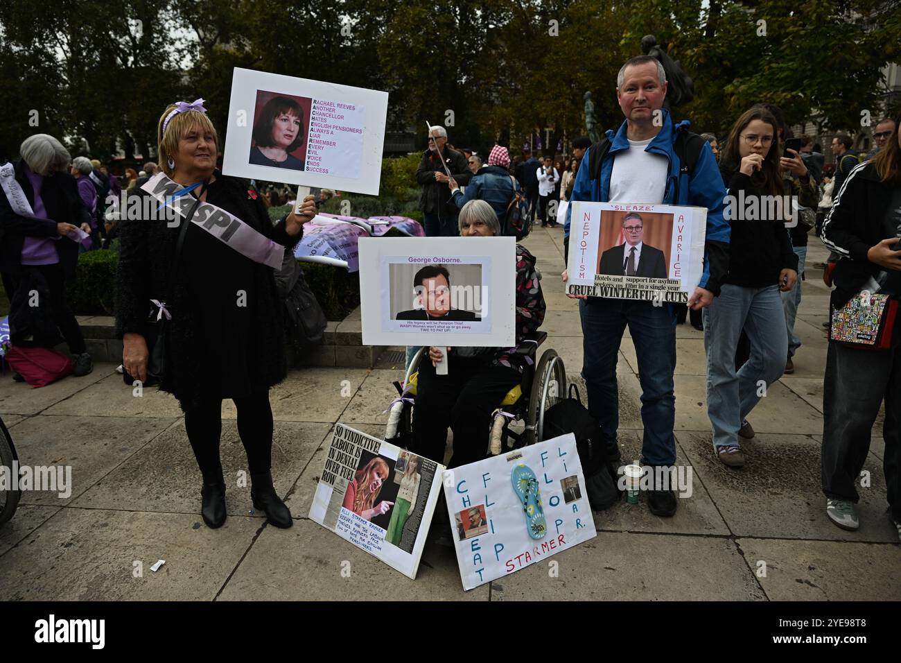 LONDRA, REGNO UNITO. 30 ottobre 2024. I manifestanti del WASPI sono incerti sul fatto che il governo ci pagherà. Le donne contro la disuguaglianza pensionistica di Stato (WASPI) hanno protestato contro il bilancio del governo britannico in piazza del Parlamento. le donne dei 50 anni stanno ancora aspettando la pensione dei 70 anni Il governo britannico non li compensa ancora. Purtroppo, molti sono morti senza ricevere le loro pensioni. (Foto di 李世惠/SEE li/Picture Capital) credito: Vedi li/Picture Capital/Alamy Live News Foto Stock