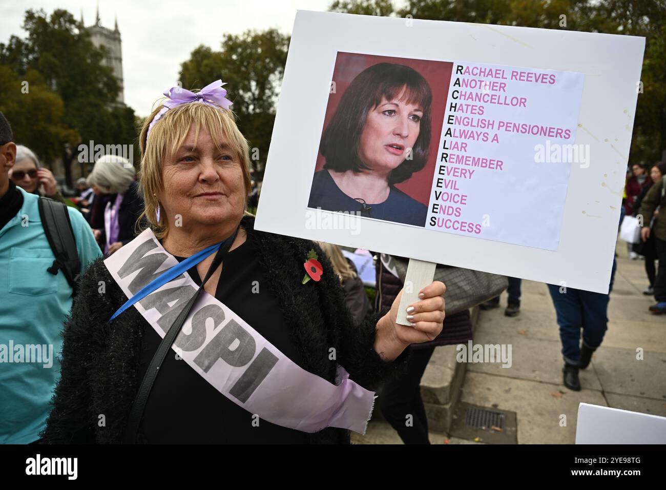 LONDRA, REGNO UNITO. 30 ottobre 2024. I manifestanti del WASPI sono incerti sul fatto che il governo ci pagherà. Le donne contro la disuguaglianza pensionistica di Stato (WASPI) hanno protestato contro il bilancio del governo britannico in piazza del Parlamento. le donne dei 50 anni stanno ancora aspettando la pensione dei 70 anni Il governo britannico non li compensa ancora. Purtroppo, molti sono morti senza ricevere le loro pensioni. (Foto di 李世惠/SEE li/Picture Capital) credito: Vedi li/Picture Capital/Alamy Live News Foto Stock