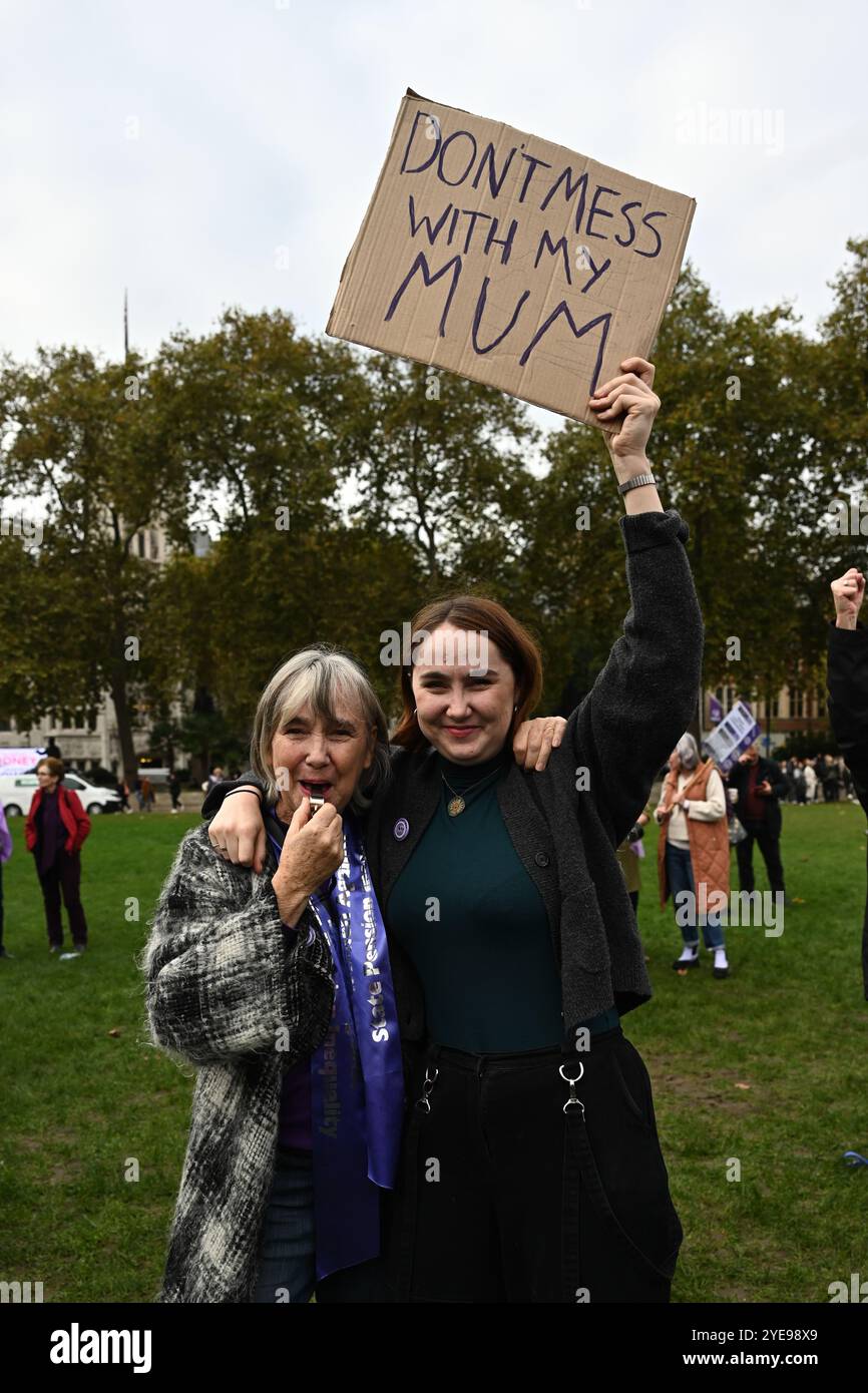 LONDRA, REGNO UNITO. 30 ottobre 2024. I manifestanti del WASPI sono incerti sul fatto che il governo ci pagherà. Le donne contro la disuguaglianza pensionistica di Stato (WASPI) hanno protestato contro il bilancio del governo britannico in piazza del Parlamento. le donne dei 50 anni stanno ancora aspettando la pensione dei 70 anni Il governo britannico non li compensa ancora. Purtroppo, molti sono morti senza ricevere le loro pensioni. (Foto di 李世惠/SEE li/Picture Capital) credito: Vedi li/Picture Capital/Alamy Live News Foto Stock