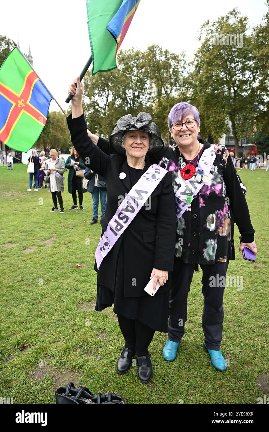 LONDRA, REGNO UNITO. 30 ottobre 2024. I manifestanti del WASPI sono incerti sul fatto che il governo ci pagherà. Le donne contro la disuguaglianza pensionistica di Stato (WASPI) hanno protestato contro il bilancio del governo britannico in piazza del Parlamento. le donne dei 50 anni stanno ancora aspettando la pensione dei 70 anni Il governo britannico non li compensa ancora. Purtroppo, molti sono morti senza ricevere le loro pensioni. (Foto di 李世惠/SEE li/Picture Capital) credito: Vedi li/Picture Capital/Alamy Live News Foto Stock