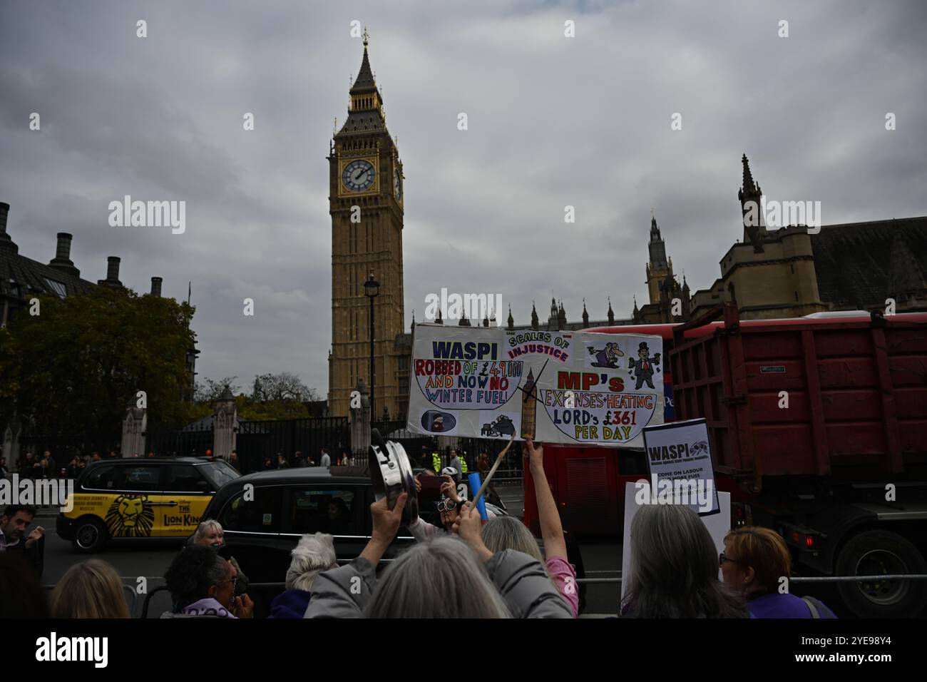 LONDRA, REGNO UNITO. 30 ottobre 2024. I manifestanti del WASPI sono incerti sul fatto che il governo ci pagherà. Le donne contro la disuguaglianza pensionistica di Stato (WASPI) hanno protestato contro il bilancio del governo britannico in piazza del Parlamento. le donne dei 50 anni stanno ancora aspettando la pensione dei 70 anni Il governo britannico non li compensa ancora. Purtroppo, molti sono morti senza ricevere le loro pensioni. (Foto di 李世惠/SEE li/Picture Capital) credito: Vedi li/Picture Capital/Alamy Live News Foto Stock
