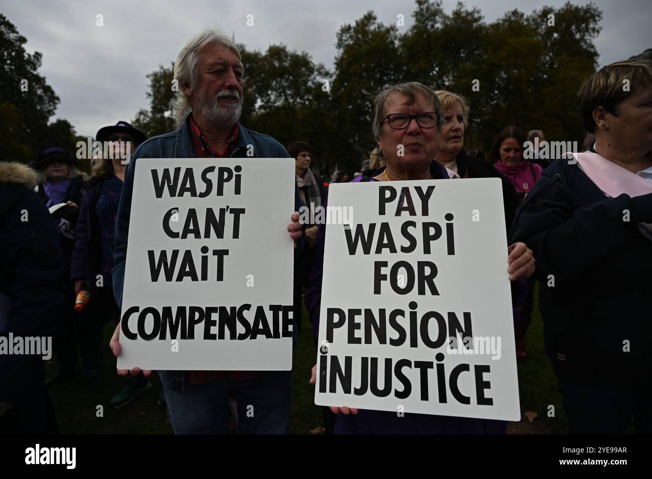 LONDRA, REGNO UNITO. 30 ottobre 2024. I manifestanti del WASPI sono incerti sul fatto che il governo ci pagherà. Le donne contro la disuguaglianza pensionistica di Stato (WASPI) hanno protestato contro il bilancio del governo britannico in piazza del Parlamento. le donne dei 50 anni stanno ancora aspettando la pensione dei 70 anni Il governo britannico non li compensa ancora. Purtroppo, molti sono morti senza ricevere le loro pensioni. (Foto di 李世惠/SEE li/Picture Capital) credito: Vedi li/Picture Capital/Alamy Live News Foto Stock