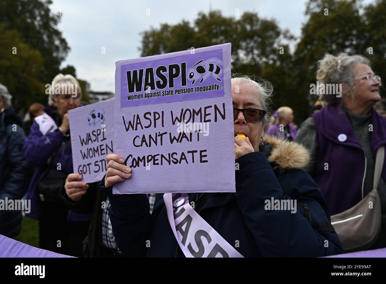 LONDRA, REGNO UNITO. 30 ottobre 2024. I manifestanti del WASPI sono incerti sul fatto che il governo ci pagherà. Le donne contro la disuguaglianza pensionistica di Stato (WASPI) hanno protestato contro il bilancio del governo britannico in piazza del Parlamento. le donne dei 50 anni stanno ancora aspettando la pensione dei 70 anni Il governo britannico non li compensa ancora. Purtroppo, molti sono morti senza ricevere le loro pensioni. (Foto di 李世惠/SEE li/Picture Capital) credito: Vedi li/Picture Capital/Alamy Live News Foto Stock