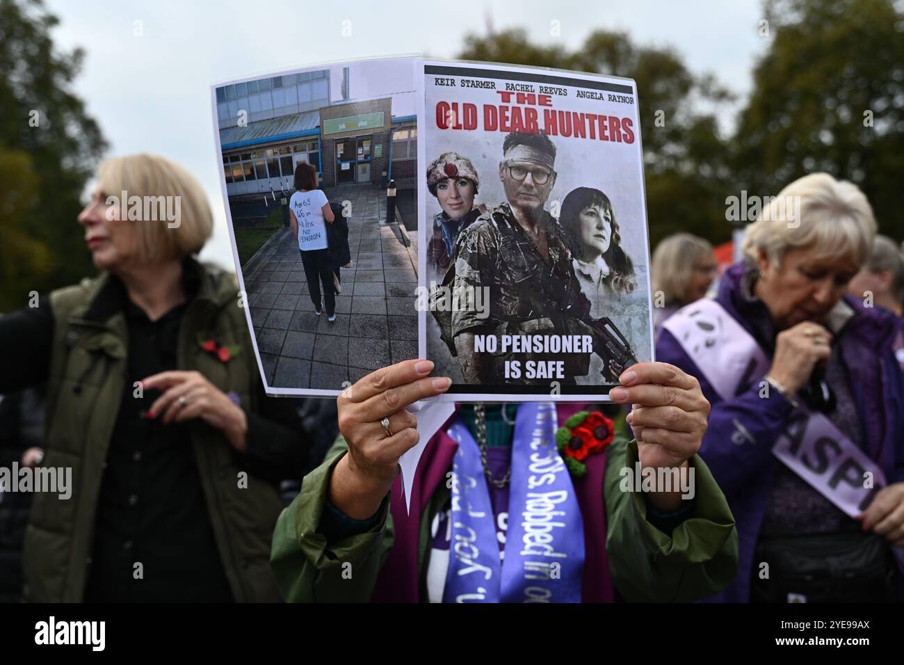 LONDRA, REGNO UNITO. 30 ottobre 2024. I manifestanti del WASPI sono incerti sul fatto che il governo ci pagherà. Le donne contro la disuguaglianza pensionistica di Stato (WASPI) hanno protestato contro il bilancio del governo britannico in piazza del Parlamento. le donne dei 50 anni stanno ancora aspettando la pensione dei 70 anni Il governo britannico non li compensa ancora. Purtroppo, molti sono morti senza ricevere le loro pensioni. (Foto di 李世惠/SEE li/Picture Capital) credito: Vedi li/Picture Capital/Alamy Live News Foto Stock