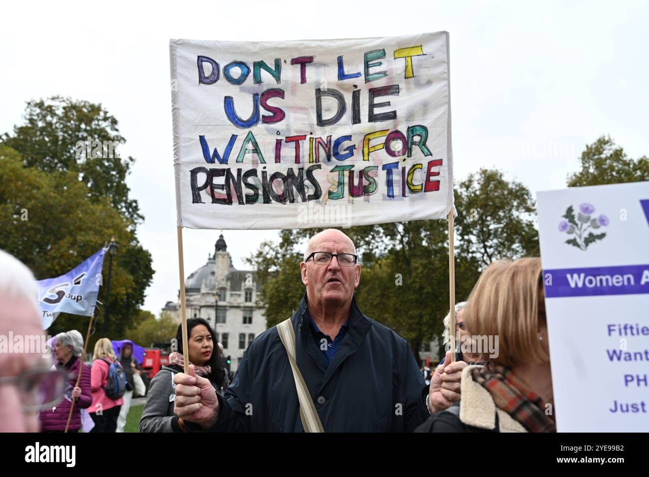 LONDRA, REGNO UNITO. 30 ottobre 2024. I manifestanti del WASPI sono incerti sul fatto che il governo ci pagherà. Le donne contro la disuguaglianza pensionistica di Stato (WASPI) hanno protestato contro il bilancio del governo britannico in piazza del Parlamento. le donne dei 50 anni stanno ancora aspettando la pensione dei 70 anni Il governo britannico non li compensa ancora. Purtroppo, molti sono morti senza ricevere le loro pensioni. (Foto di 李世惠/SEE li/Picture Capital) credito: Vedi li/Picture Capital/Alamy Live News Foto Stock