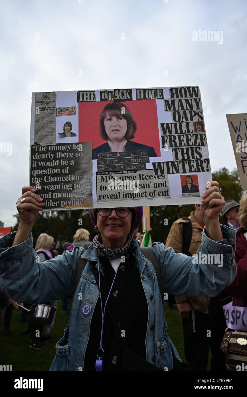 LONDRA, REGNO UNITO. 30 ottobre 2024. I manifestanti del WASPI sono incerti sul fatto che il governo ci pagherà. Le donne contro la disuguaglianza pensionistica di Stato (WASPI) hanno protestato contro il bilancio del governo britannico in piazza del Parlamento. le donne dei 50 anni stanno ancora aspettando la pensione dei 70 anni Il governo britannico non li compensa ancora. Purtroppo, molti sono morti senza ricevere le loro pensioni. (Foto di 李世惠/SEE li/Picture Capital) credito: Vedi li/Picture Capital/Alamy Live News Foto Stock